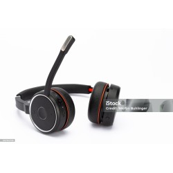 Casque sans fil avec réduction de bruit, adapté aux professionnels en déplacement.